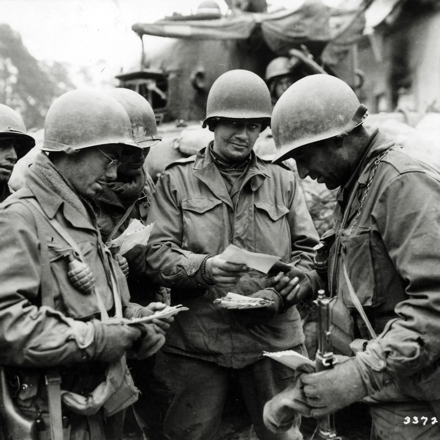 Combatentes vestem a jaqueta M-1943 Field